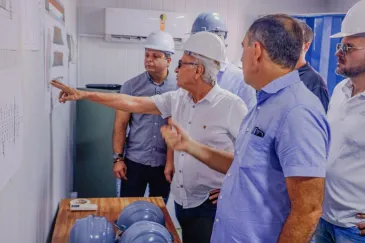 Pronta até o fim do ano - Cícero Lucena e Leo Bezerra inspecionam obra que vai acabar com alagamentos entre Valentina e Mangabeira 
