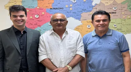 Deputado Wilson Santiago e prefeito de Pedras de Fogo, Ba Barros, discutem melhorias na saúde do município 