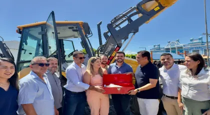 Wilson Santiago e Wilson Filho entregam retroescavadeira em Umbuzeiro e anunciam obra da travessia urbana e R$ 1 milhão para a saúde