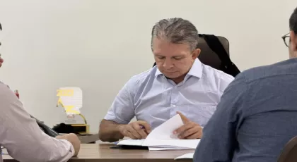 Nabor assina convênio com a Caixa no valor de 4,3 milhões para pavimentação de novas ruas em Patos